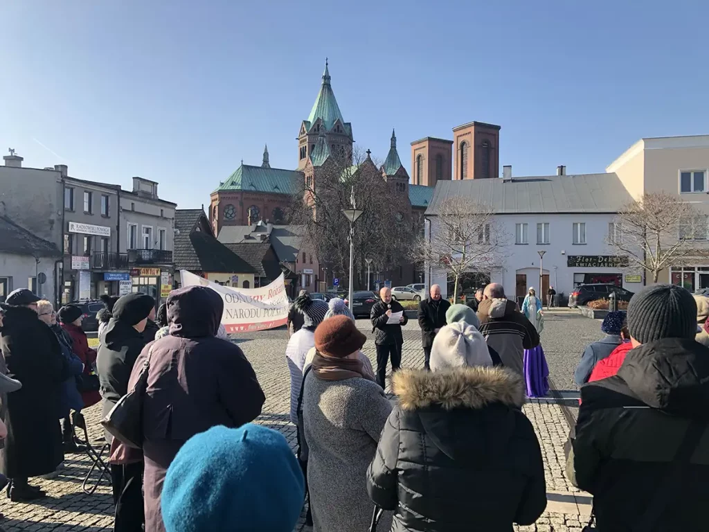 Widok na czeladzki rynek podczas odprawiania różańca przez parafian